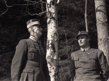 Kong Haakon og Kronprins Olav søker dekning for flyangrep under bjørketrærne utenfor Molde. Foto: Per Bratland, Nina Bratlands arkiv